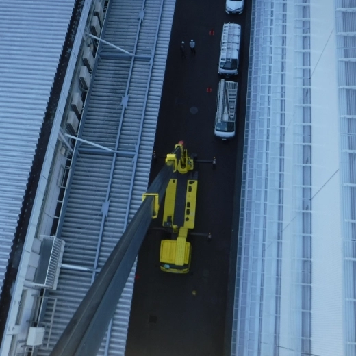 高所作業車による作業中の様子