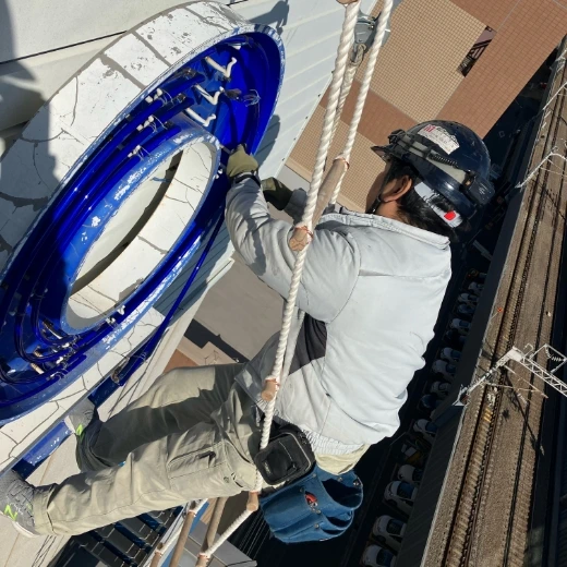 縄ばしご等による作業中の様子