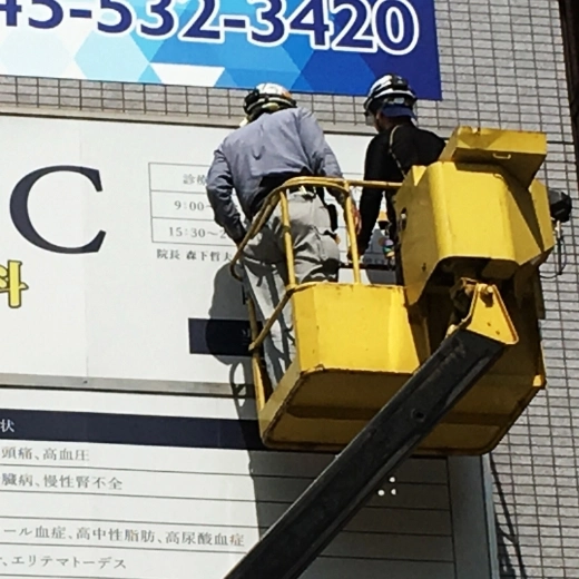 ビル用ゴンドラよる作業中の様子