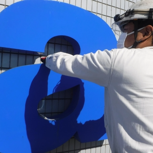 ビル看板の点検中の様子