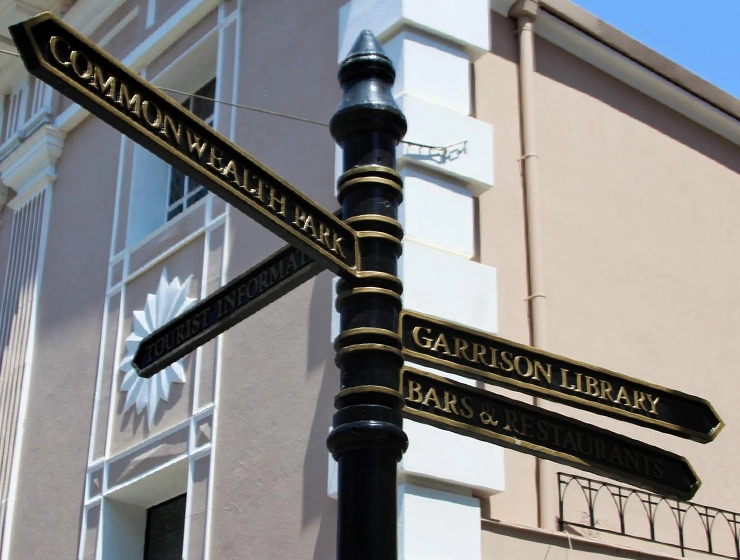 照明付きのポールサインのイメージ画像