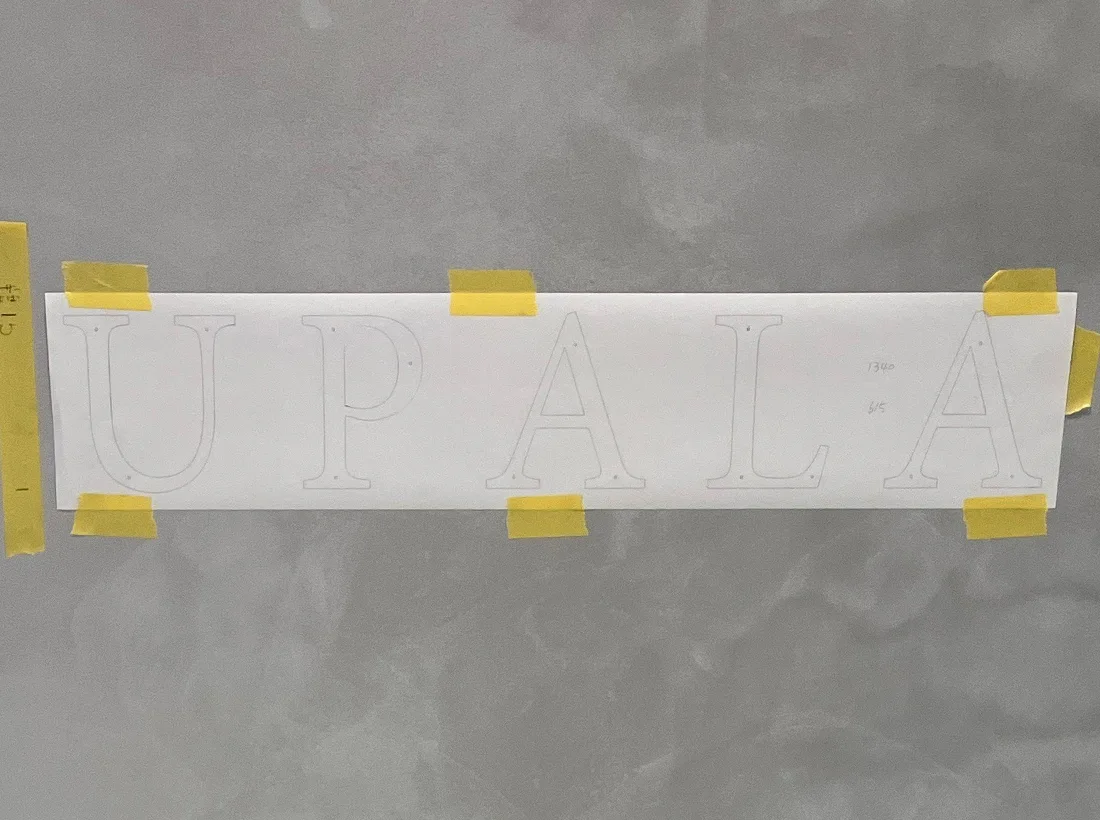 ヌキテパ高輪店様の浮かし文字サイン施工中の様子