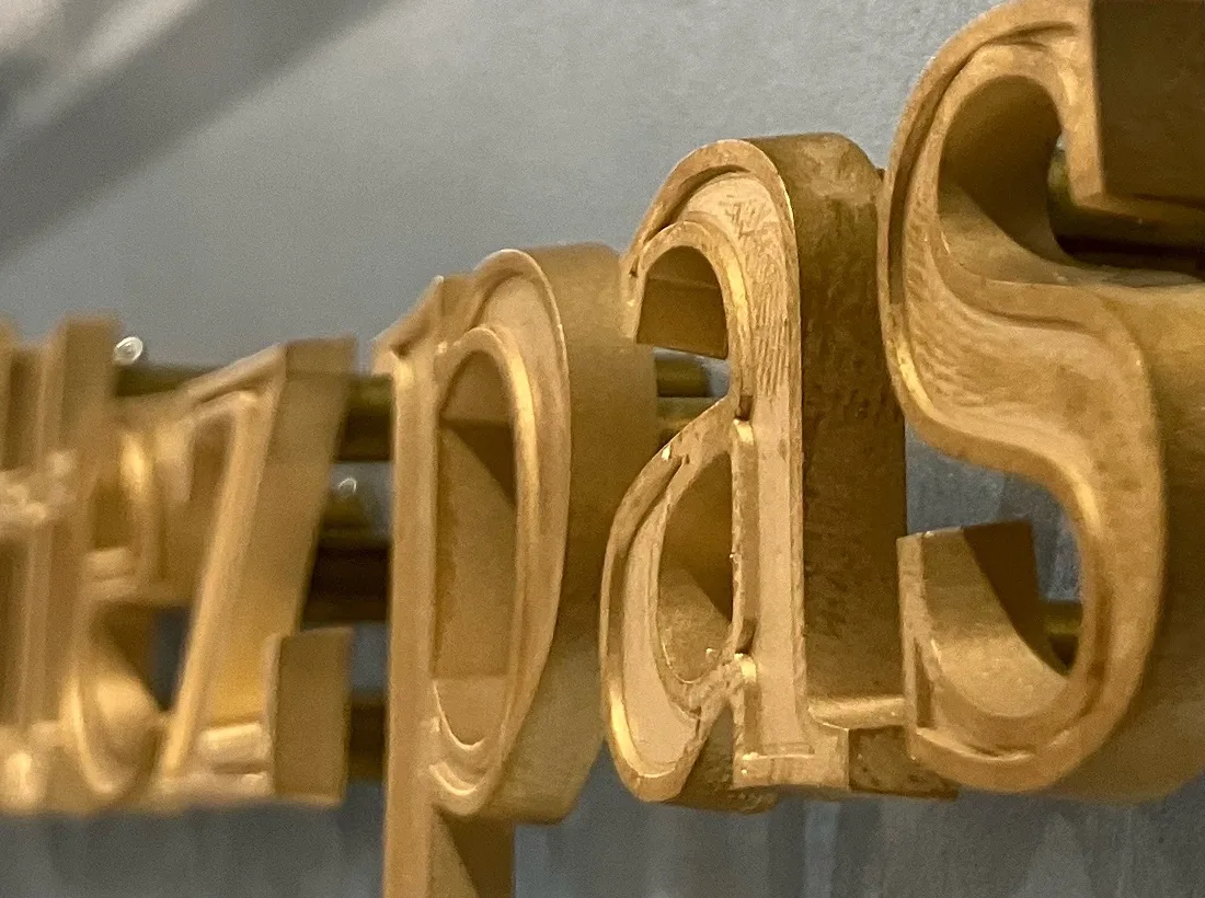 ヌキテパ高輪店様の真鍮鏡面浮かし文字