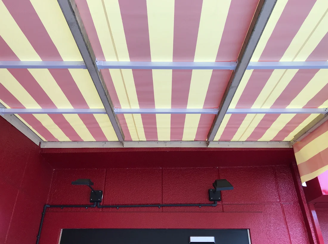 ぎょうざの横濱黄河様のテント看板