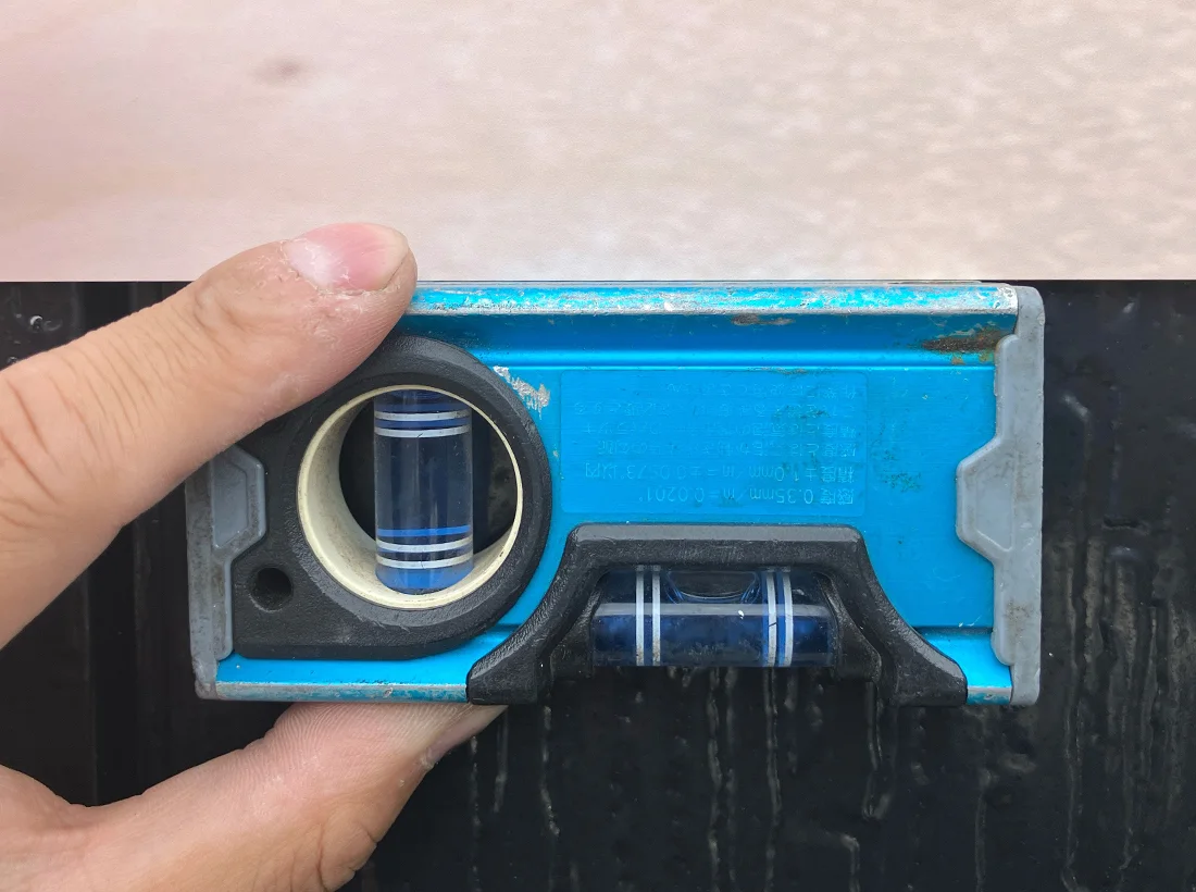 水平器を使用した施工中の様子