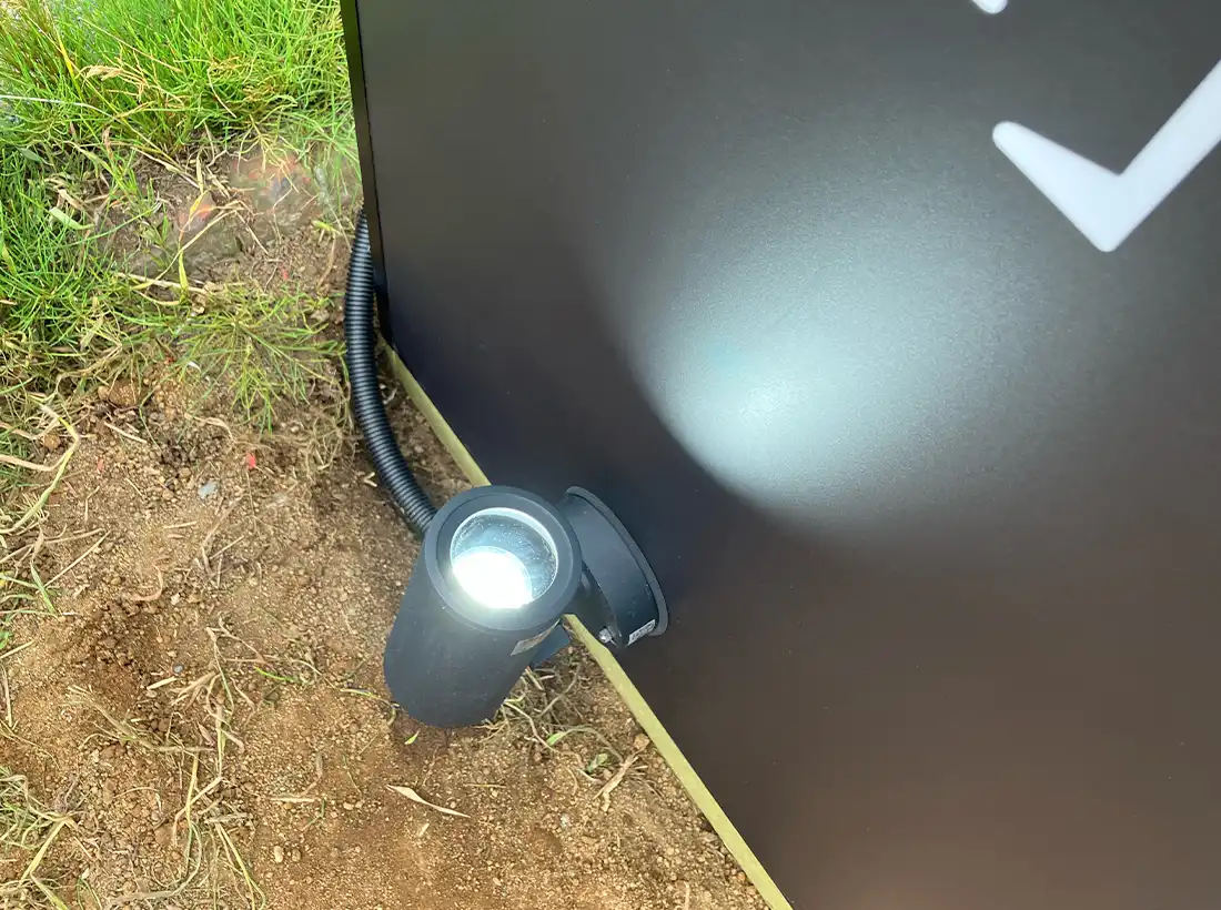 ROYCE様の自立サインの外照式サイン