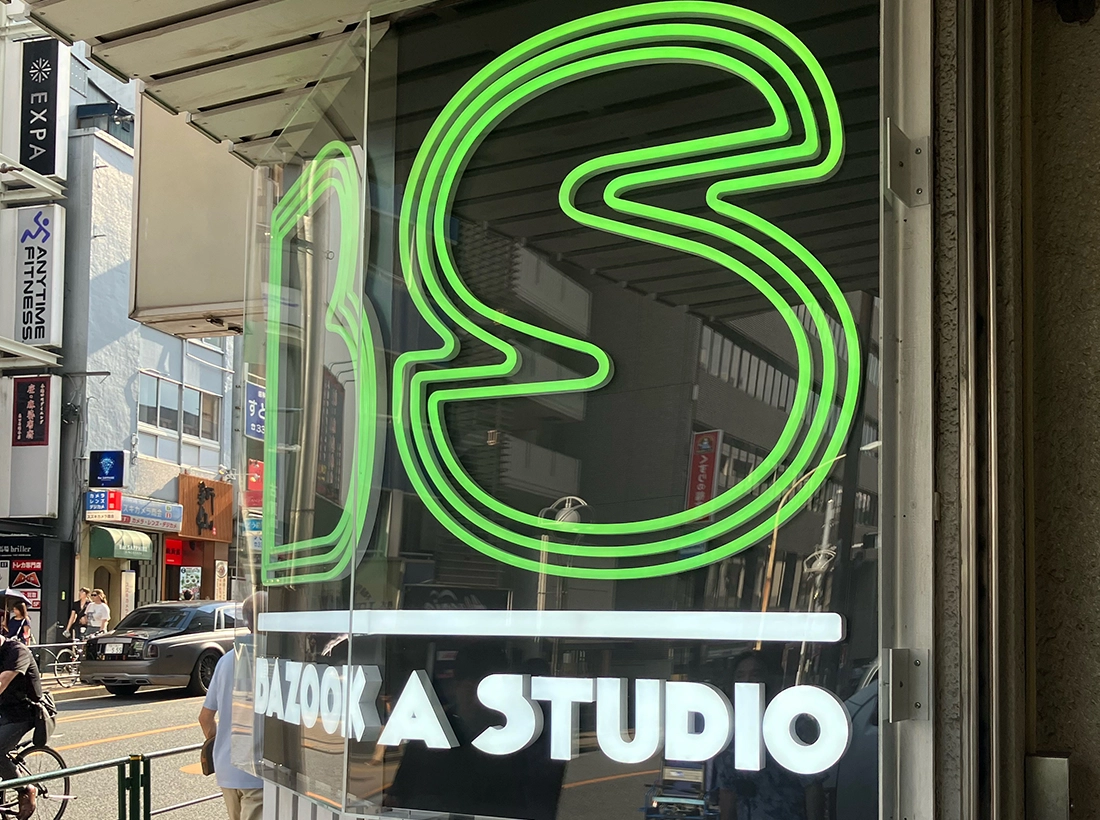 バズーカスタジオ様のLEDサイン