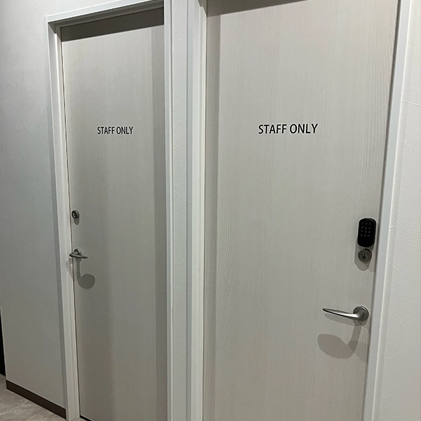 横浜青葉いのうえ眼科様の扉サイン