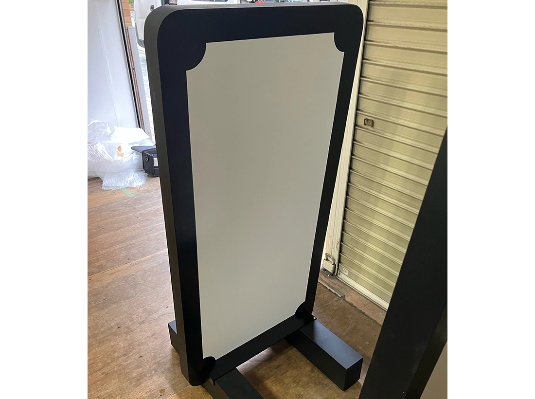 鹿吉様のスタンド看板裏面