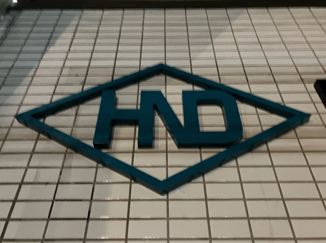 日之出産業様のステンレス看板_ロゴ