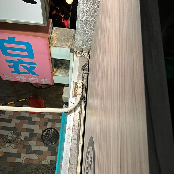 魚専門 漁十八番様のファサード看板ライト接続部